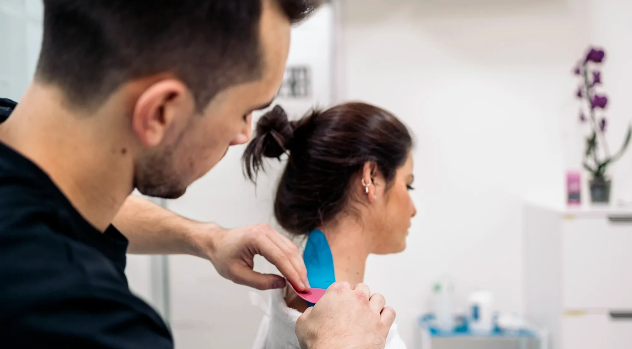 Physiotherapy treatment with kinesiology taping for chronic back pain in a clinic setting